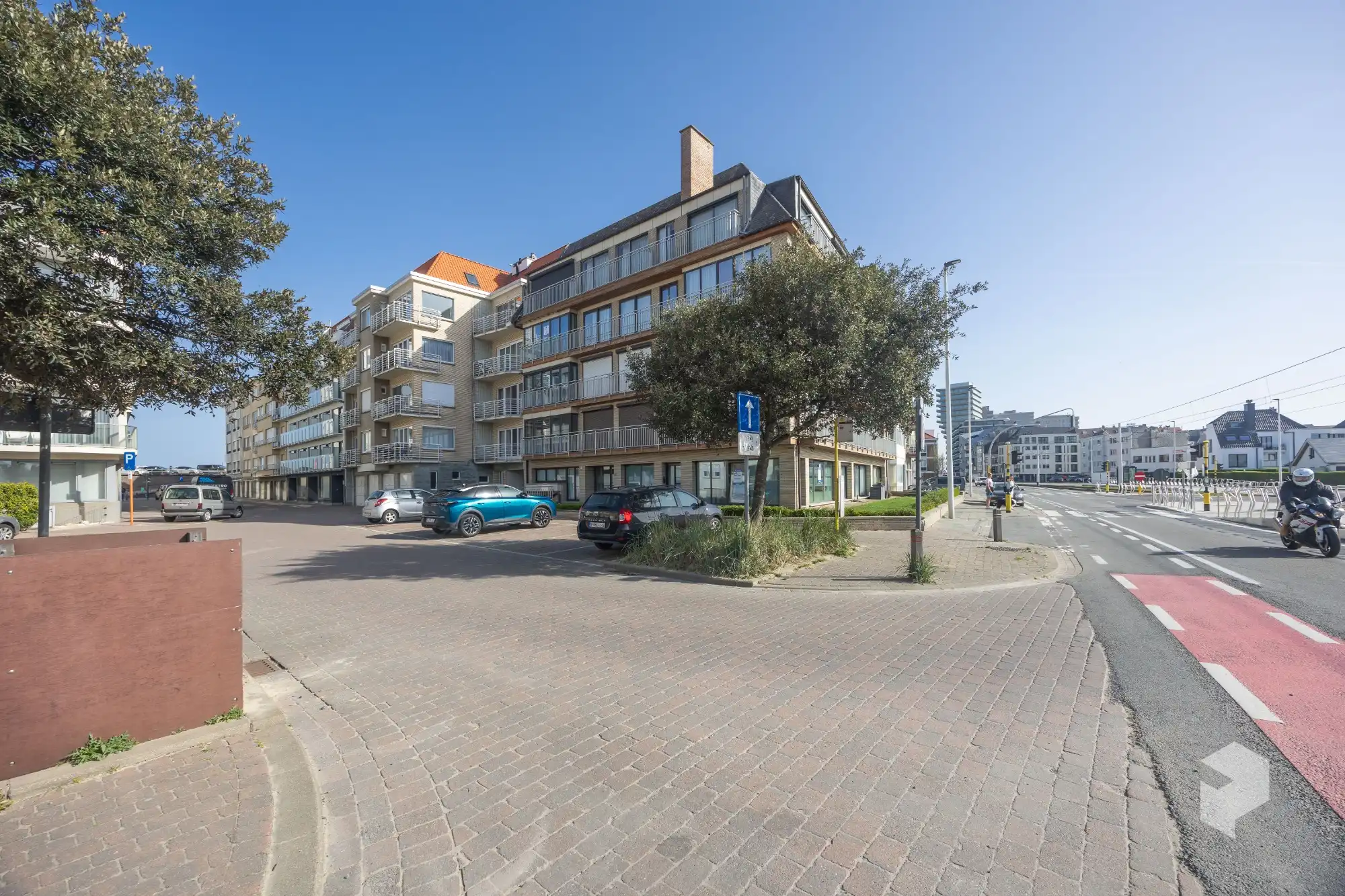 Goed gelegen ruim vernieuwd 2 slaapkamer appartement met terras en grote berging. foto 30