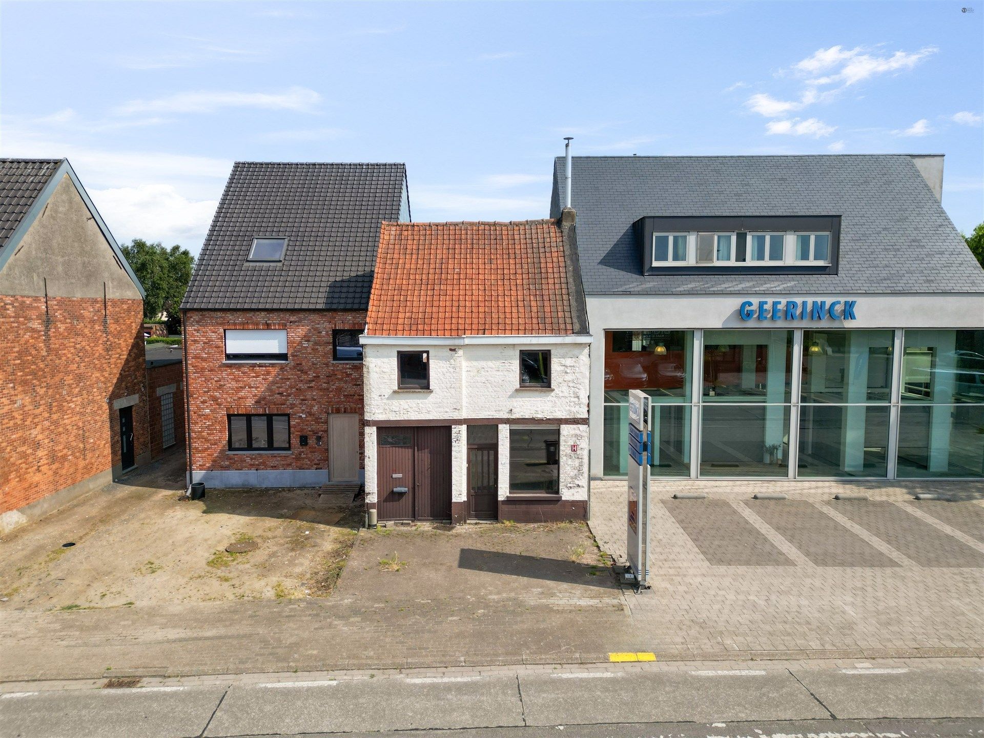 Hoofdfoto van de publicatie: op te knappen woning op 540m² grond 