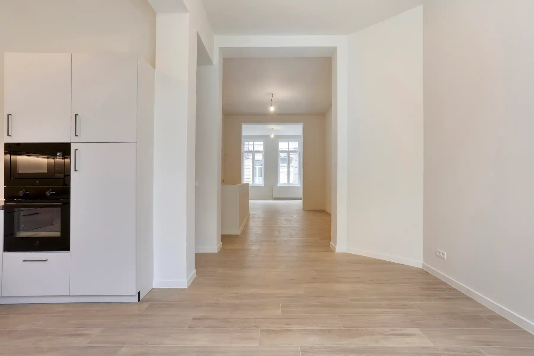 Prachtig gerenoveerd 2-slaapkamerappartement met tuin foto 2
