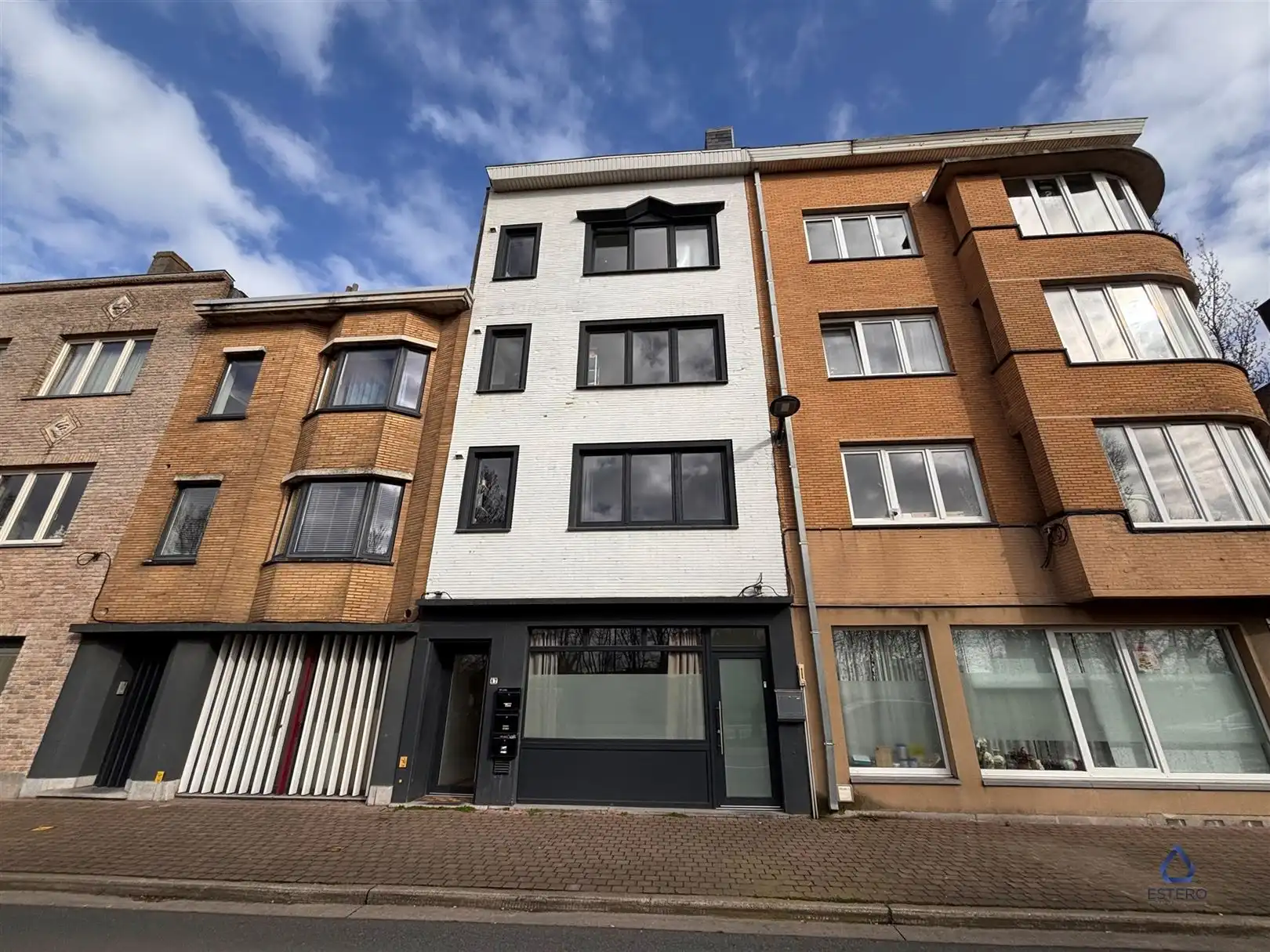 Opbrengsteigendom met 4 verhuurde appartementen foto {{pictureIndex}}