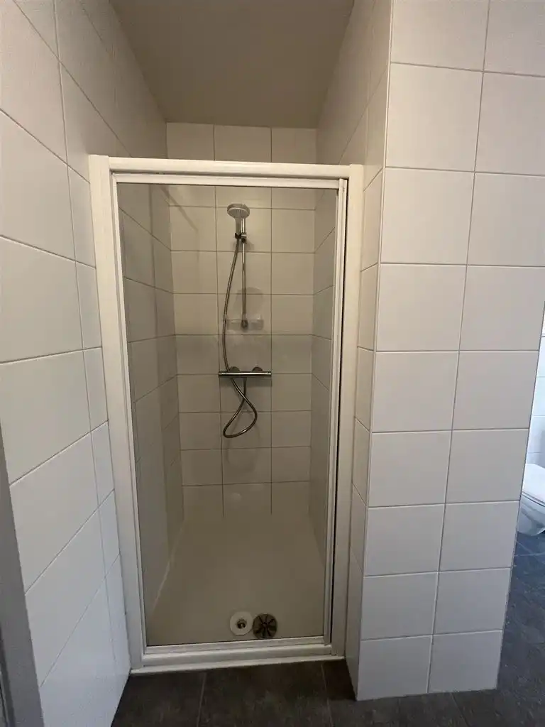 Instapklare stadswoning met 3 slaapkamers, aparte garage en tuintje. foto 10