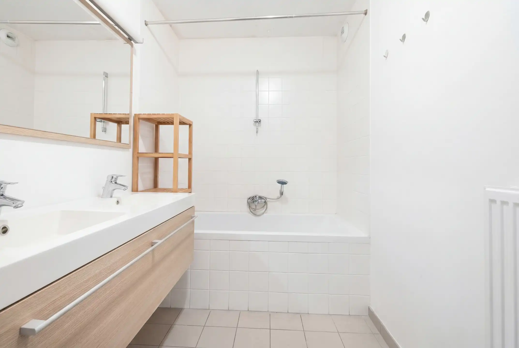 Op een steenworp van de NAVO foto 13