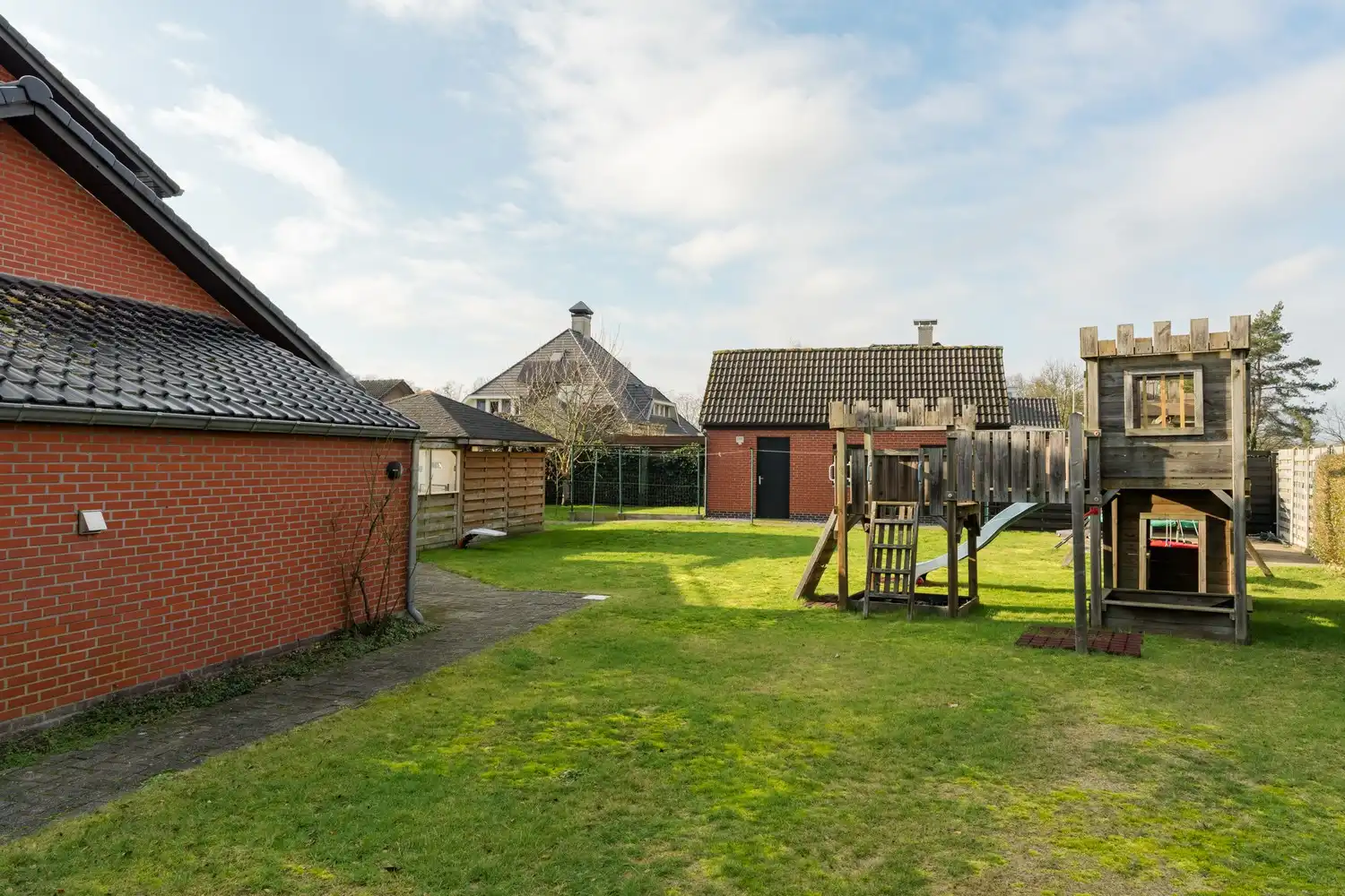 Instapklare  gezinswoning op ruim hoekperceel van 784 m² foto 37