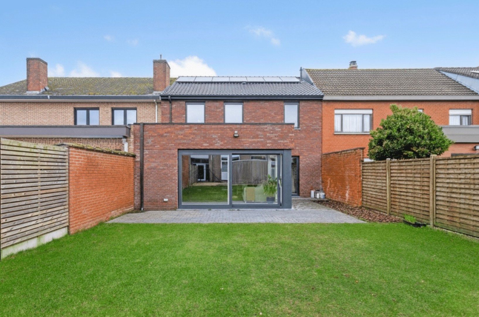 Ruime nieuwbouw met home-office, 3 slaapkamers, tuin met uitweg & garage. (aankoop aan 2% mogelijk!) foto {{pictureIndex}}