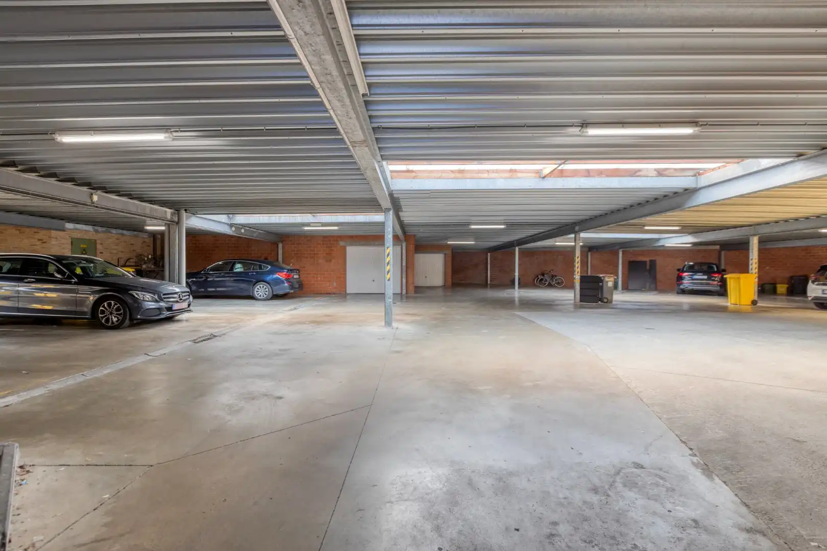 Goed onderhouden en gunstig gelegen app met 2 slpks. foto 20