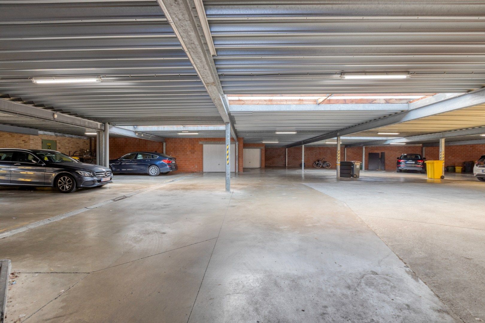 Goed onderhouden en gunstig gelegen app met 2 slpks. foto 20