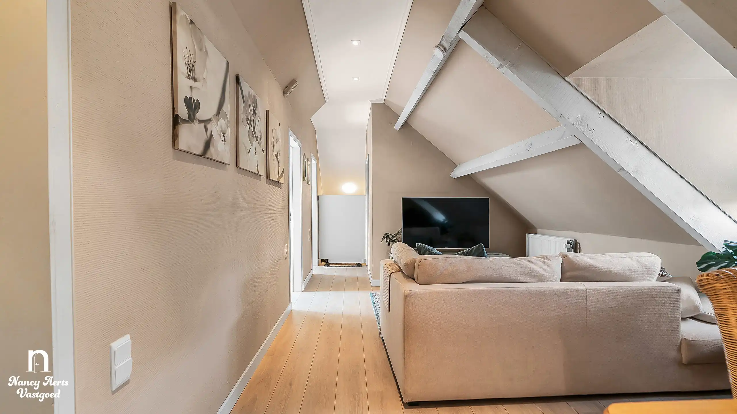 Veelzijdige villa met bijna 20 are groen en aparte woonunit foto 20