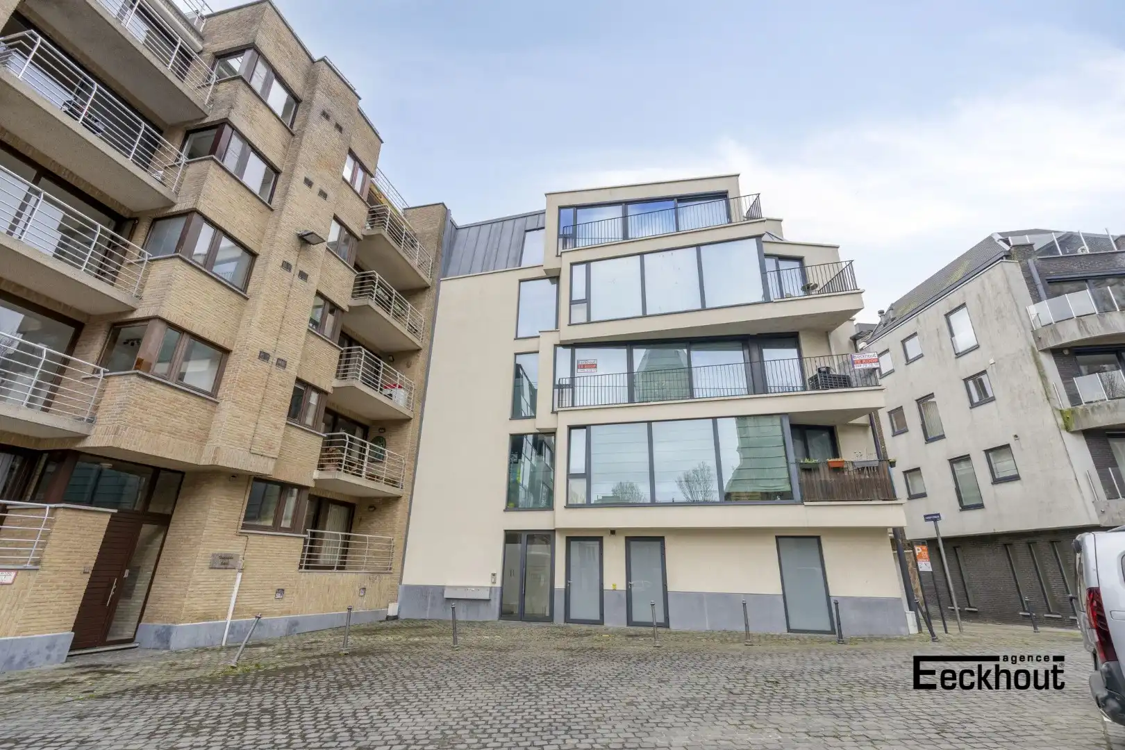 Modern appartement met terras en open zicht op Petrus- en Paulusplein. foto {{pictureIndex}}