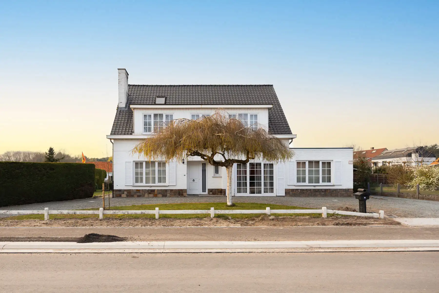 Ruime woonst met tuin, studio en veel parkeermogelijkheid foto {{pictureIndex}}