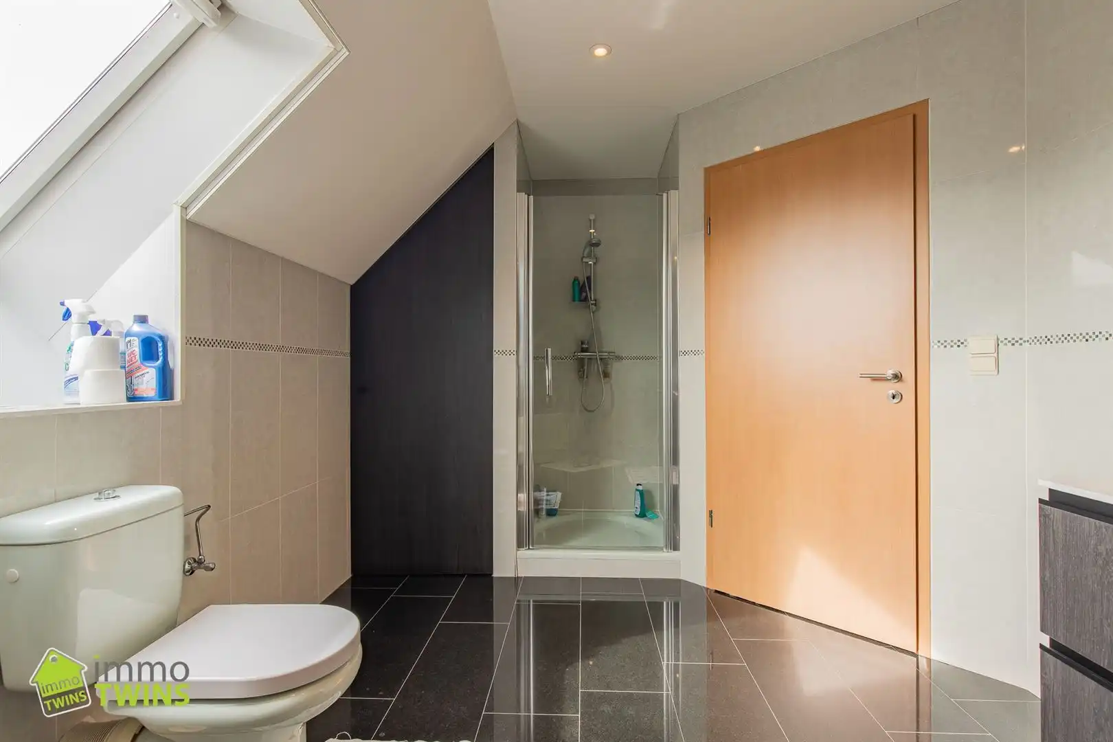 Prachtige instapklare open bebouwing te huur met afgesloten tuin en dubbele garage foto 26