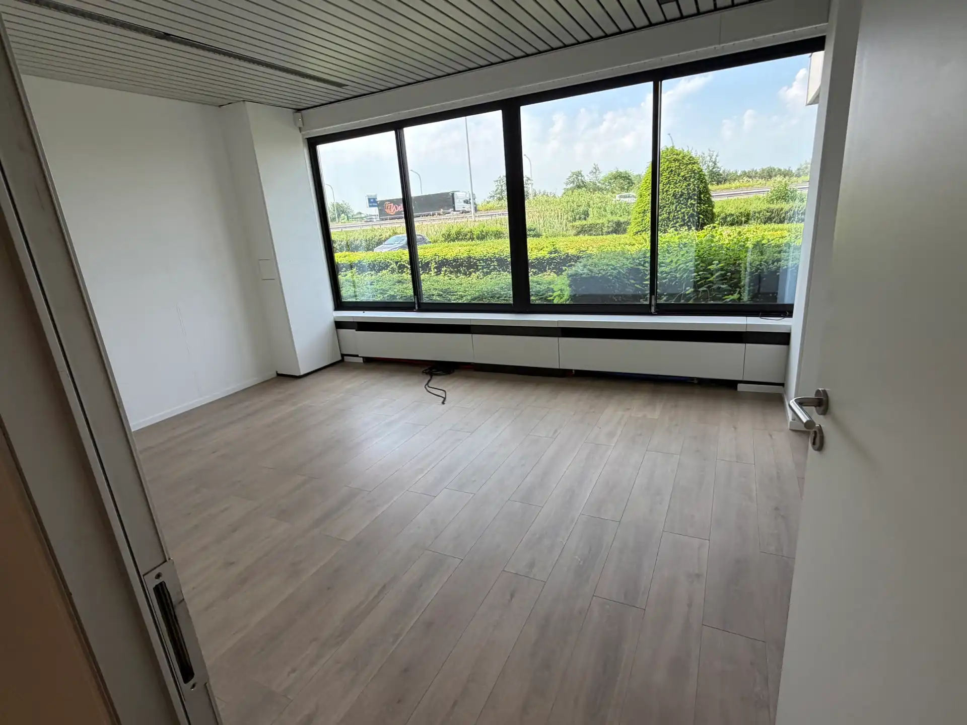 Magazijn 2.963m² met kantoren 569m²  in Temse foto 10