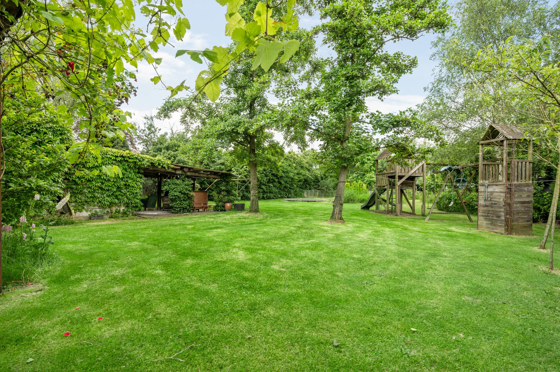 Uniek hoeve omgeven door privacy en rust foto 20
