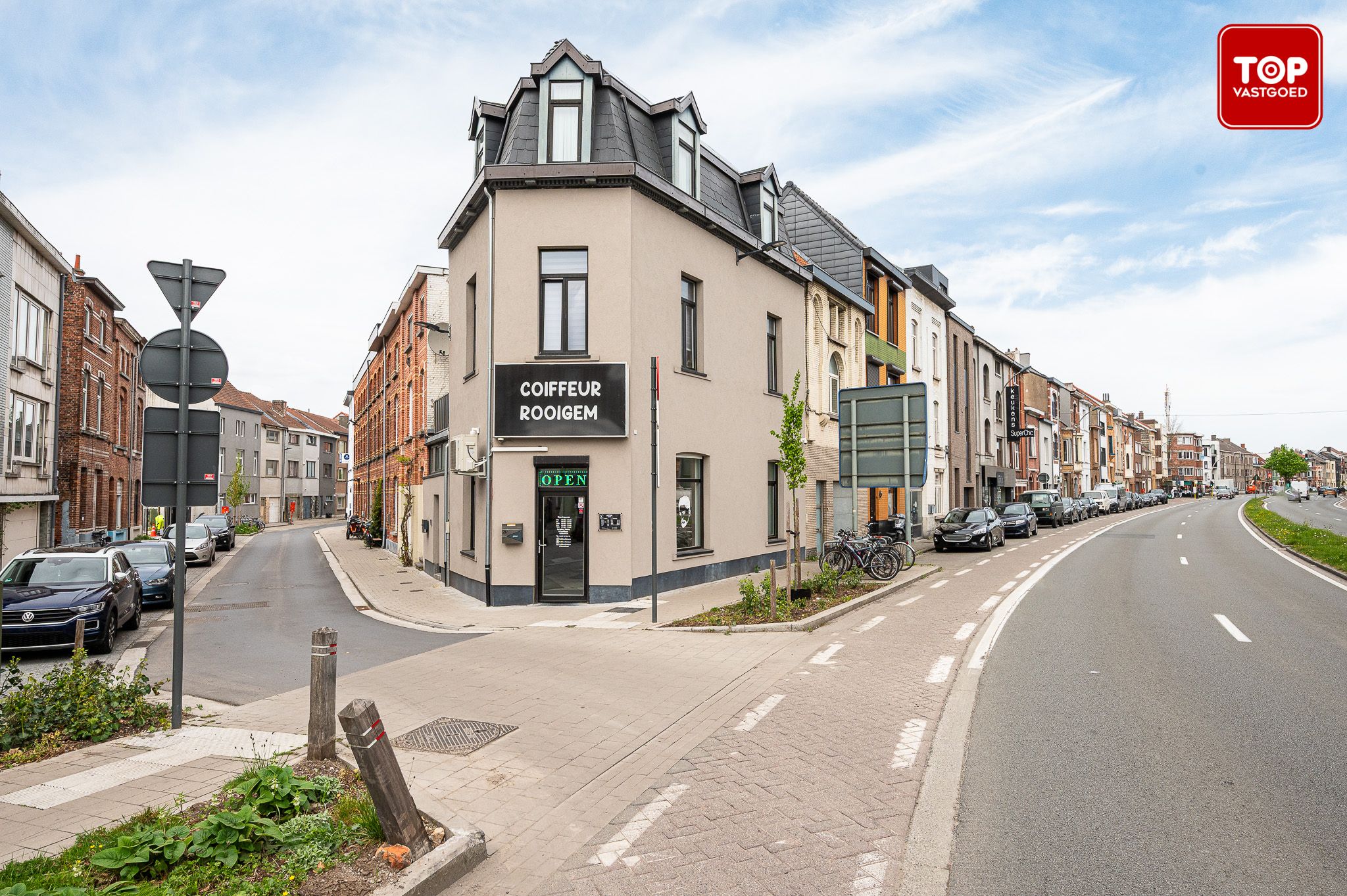 Een ideale opportuniteit voor wie op zoek is naar een commerciële ruimte op een TOPlocatie met potentieel. foto {{pictureIndex}}