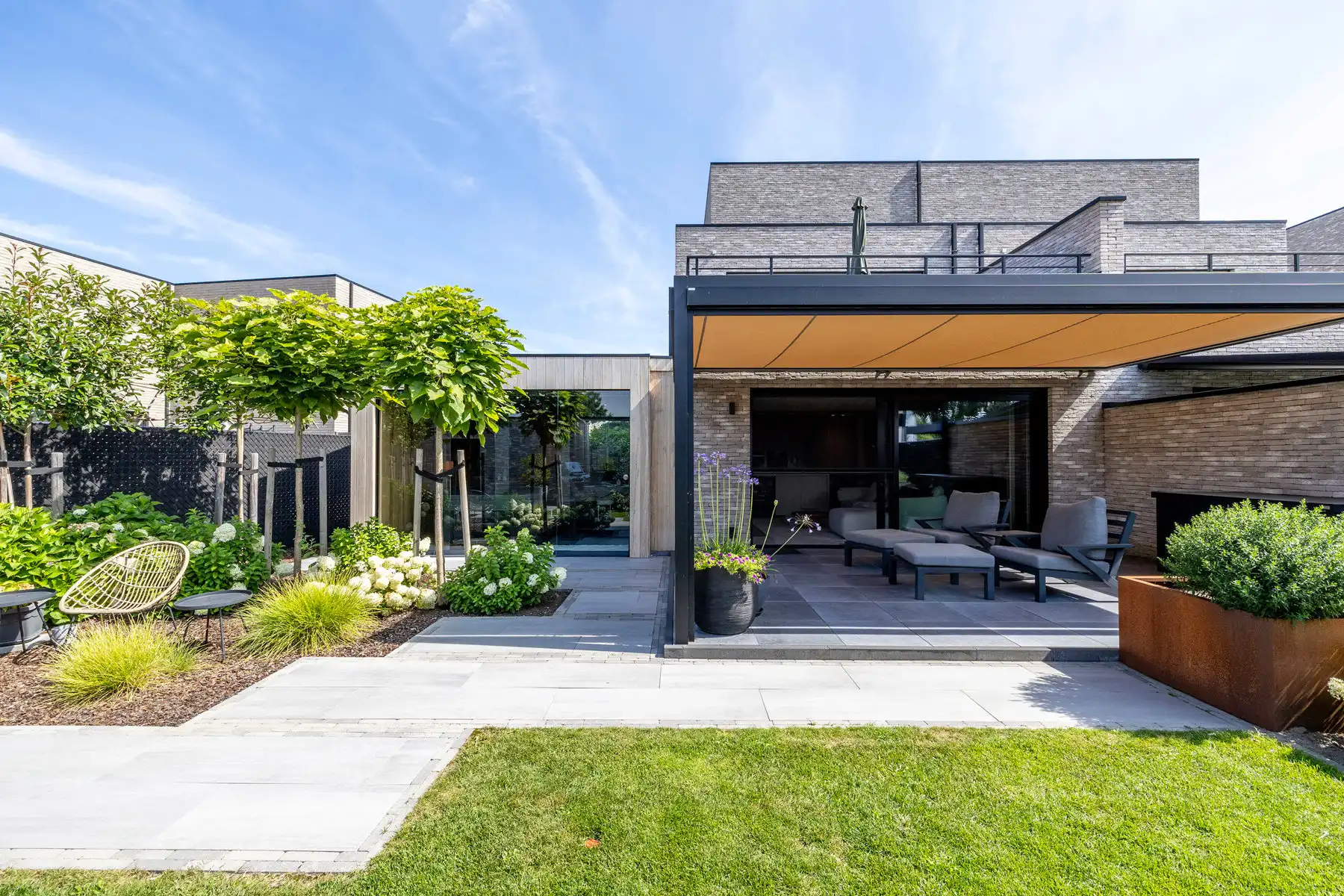Instapklaar gelijkvloers appartement met carport, berging, luxe afwerking en aangelegde tuin foto 20
