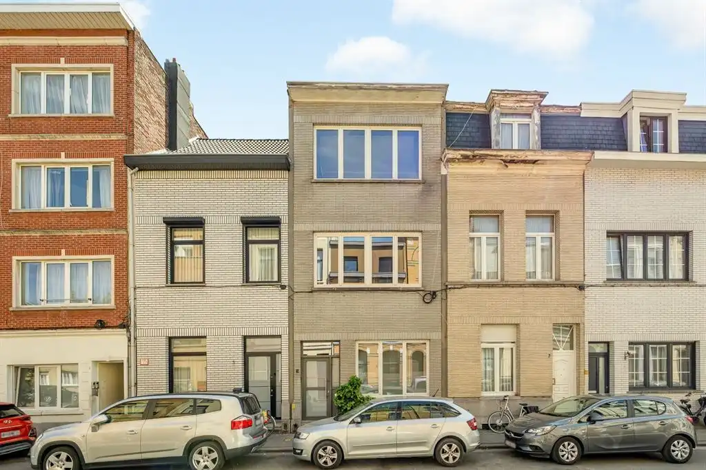 Ruime gezinswoning met groene stadskoer foto 30