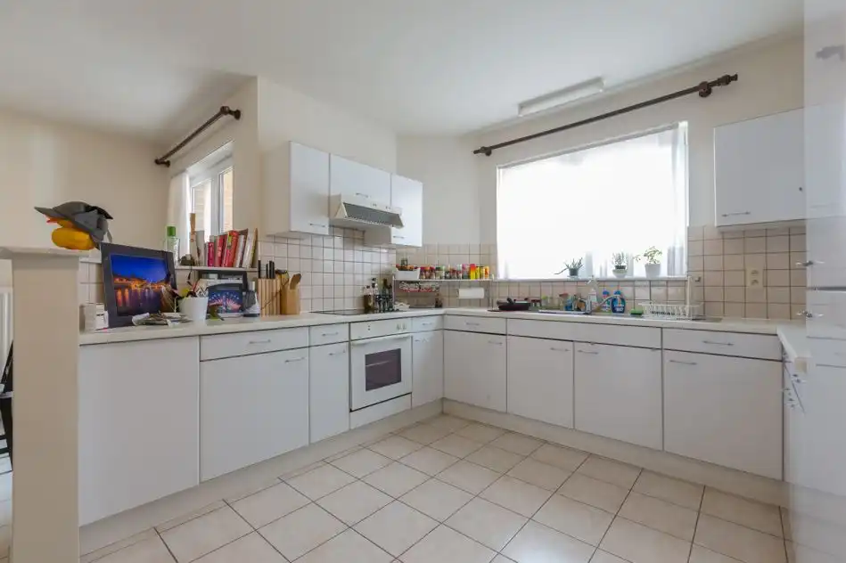 ZEER RUIM APPARTEMENT MET GARAGE, CENTRUM DIEST! foto 11