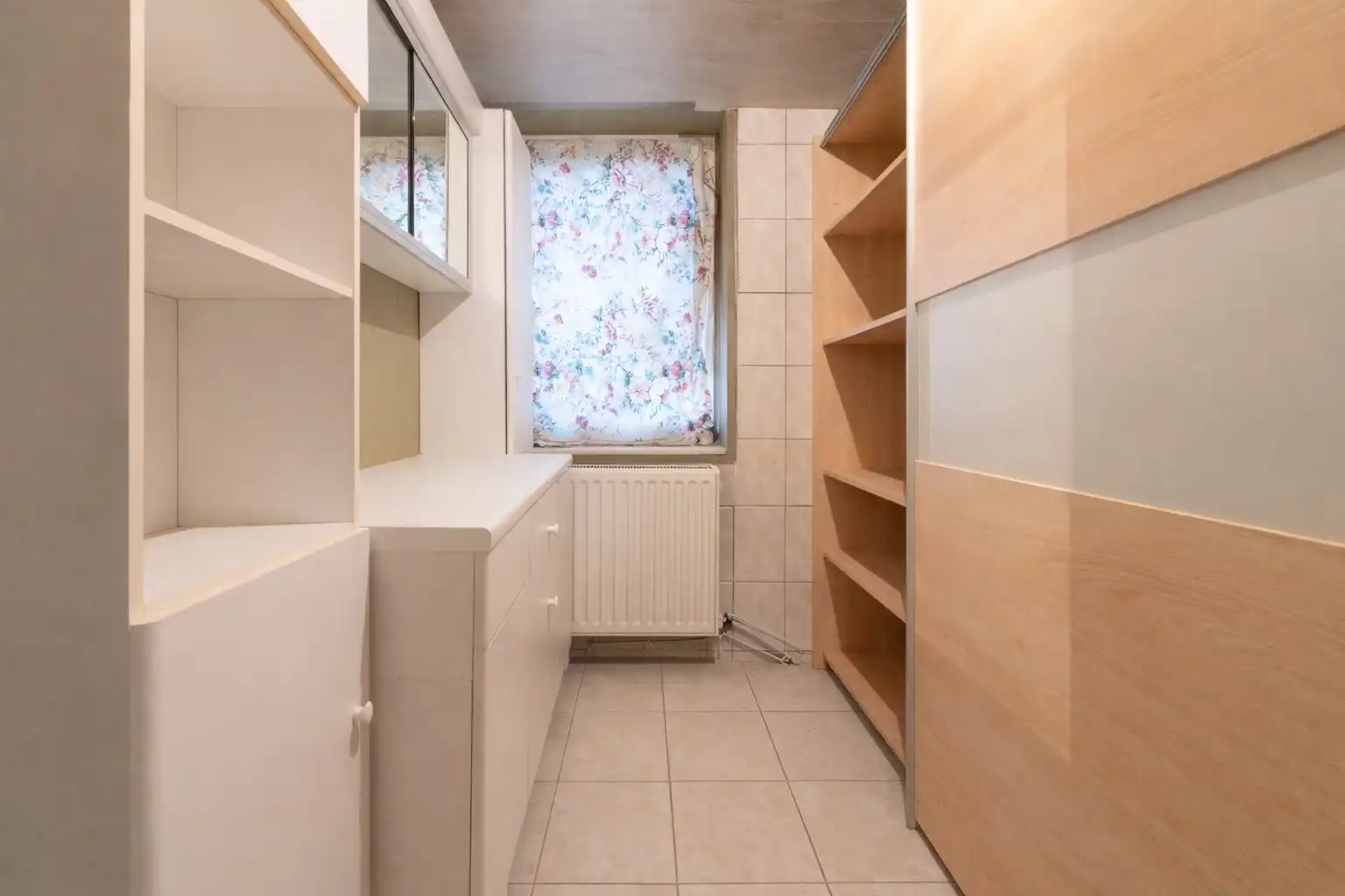 Kloeke woning met tuin, 2 garages en uitweg foto 9