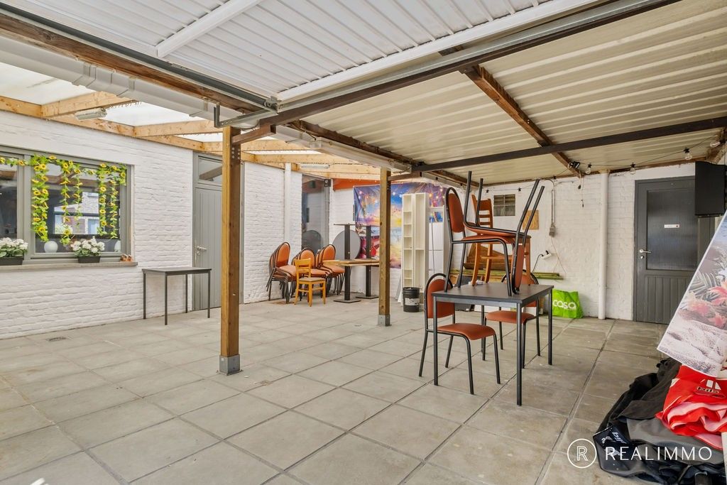 Veelzijdige eigendom met charmante gevel, buitenruimte en potentieel voor ruime woning foto 8