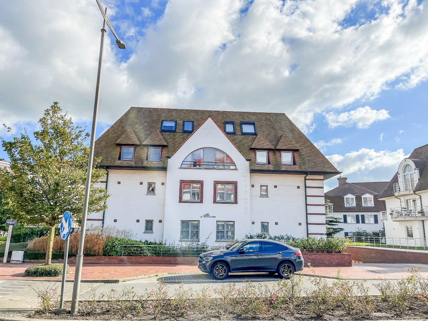 Toegankelijke parkeerplaats te huur gelegen in de buurt van het Rubensplein foto {{pictureIndex}}