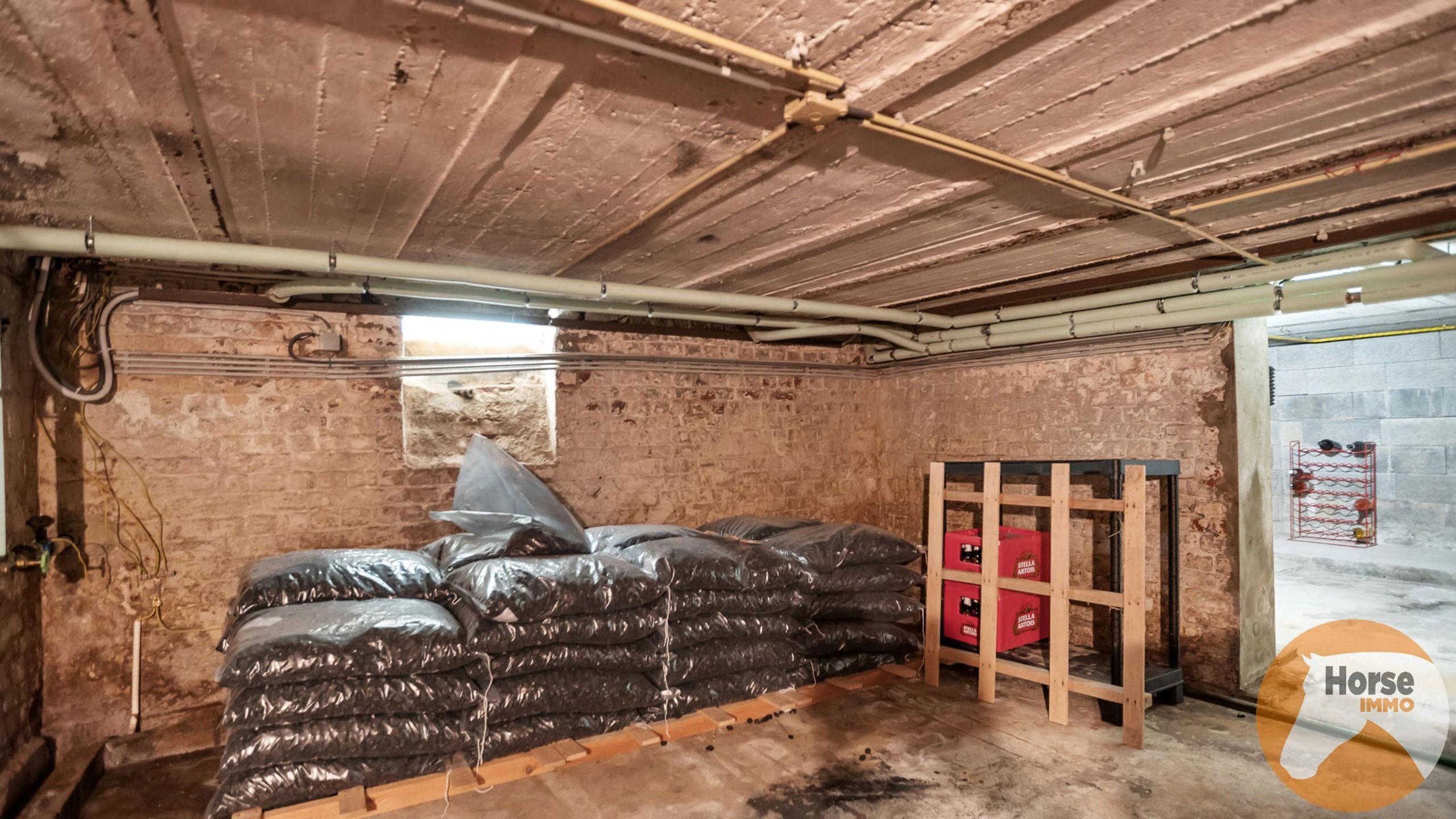 MOERBEKE - Instapklare woning met aanpalende weide en stallen foto 13