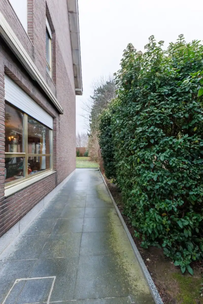 Ruime halfopen bebouwing met grote tuin foto 3