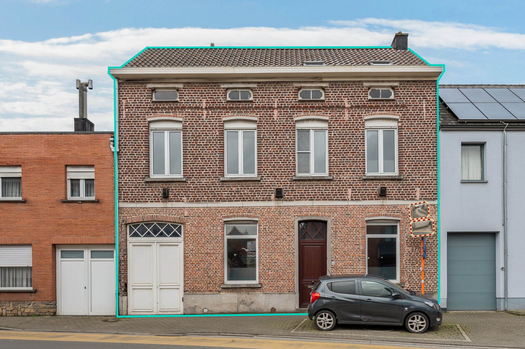 Hoofdfoto van de publicatie: Charmante te renoveren rijwoning met tuin en garage in Gijzegem