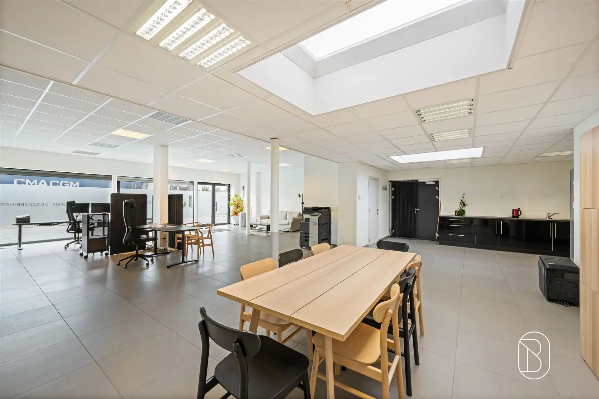 Topgelegen kantoor/handelspand met appartement foto 3