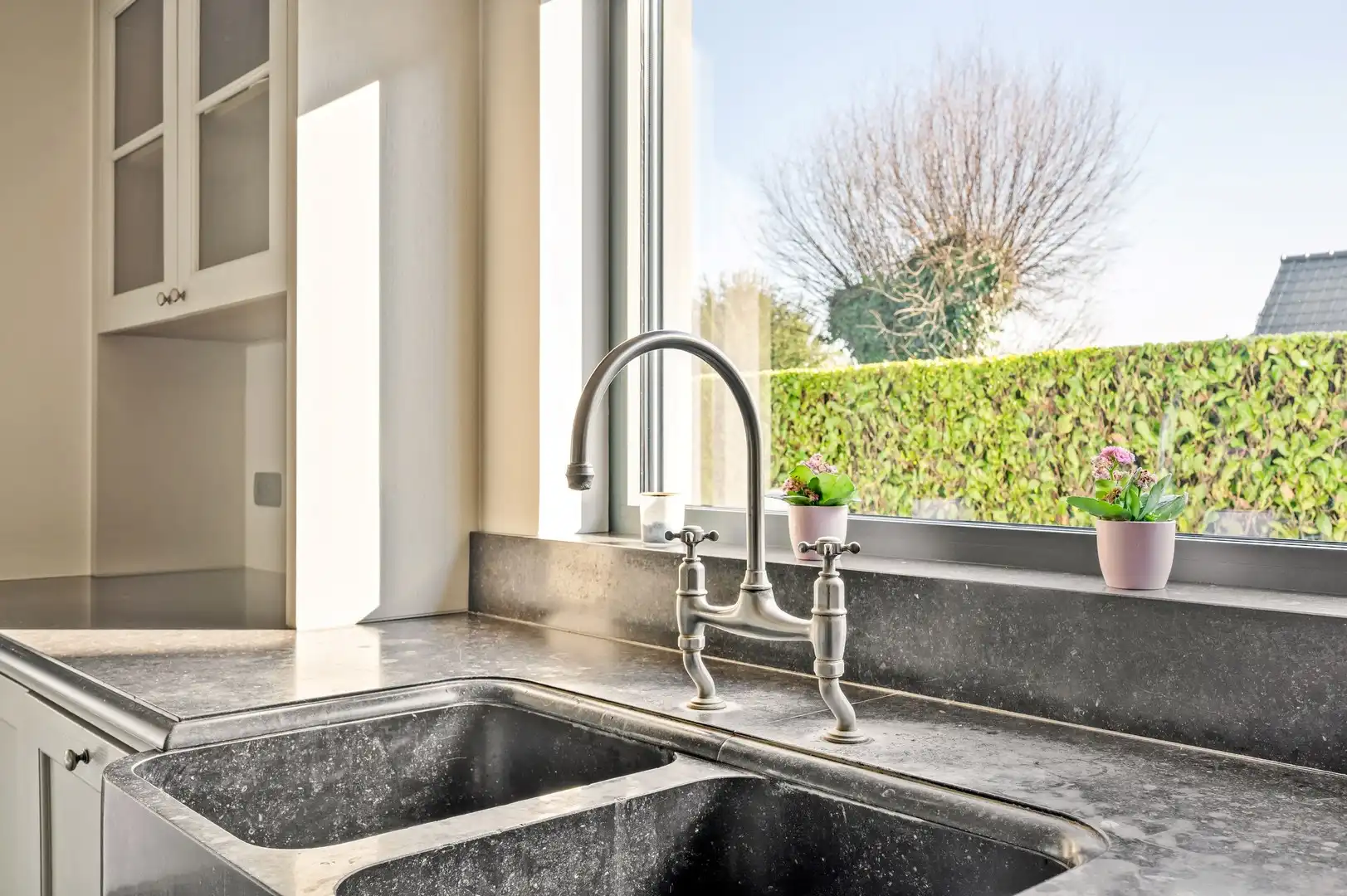 Unieke eigendom met vrijstaande woning met kantoor, loods en een grote dubbele garage foto 7