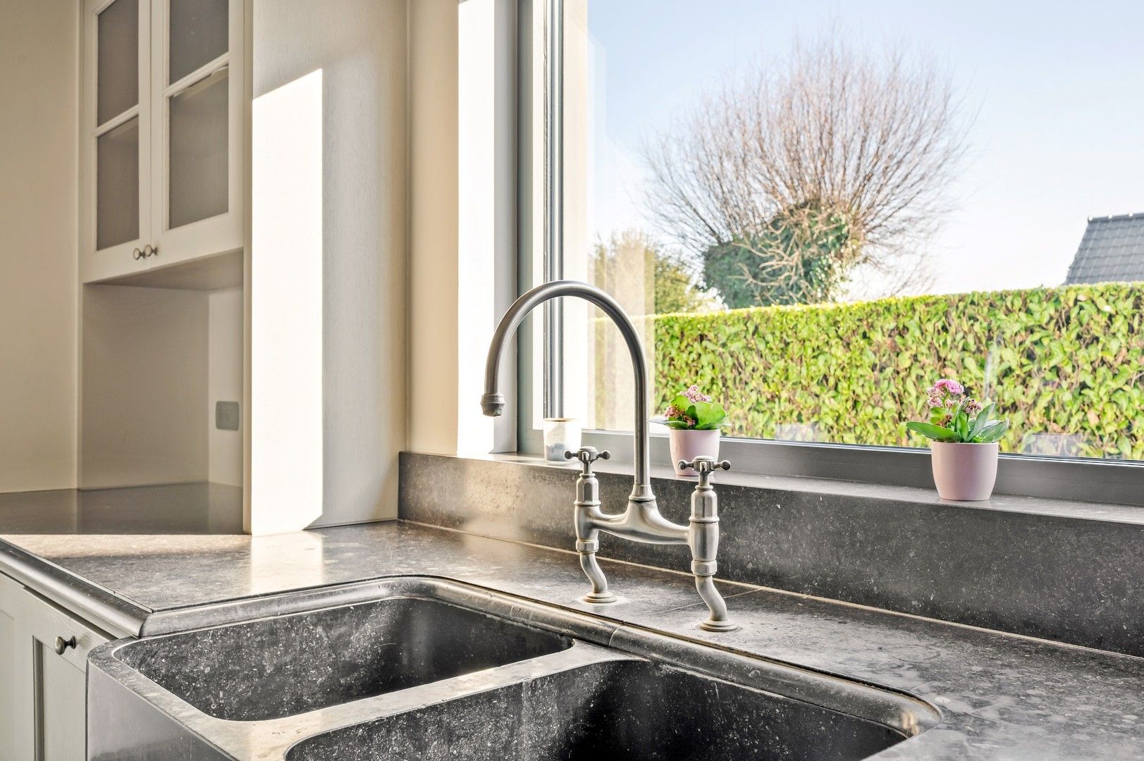 Unieke eigendom met vrijstaande woning met kantoor, loods en een grote dubbele garage foto 7