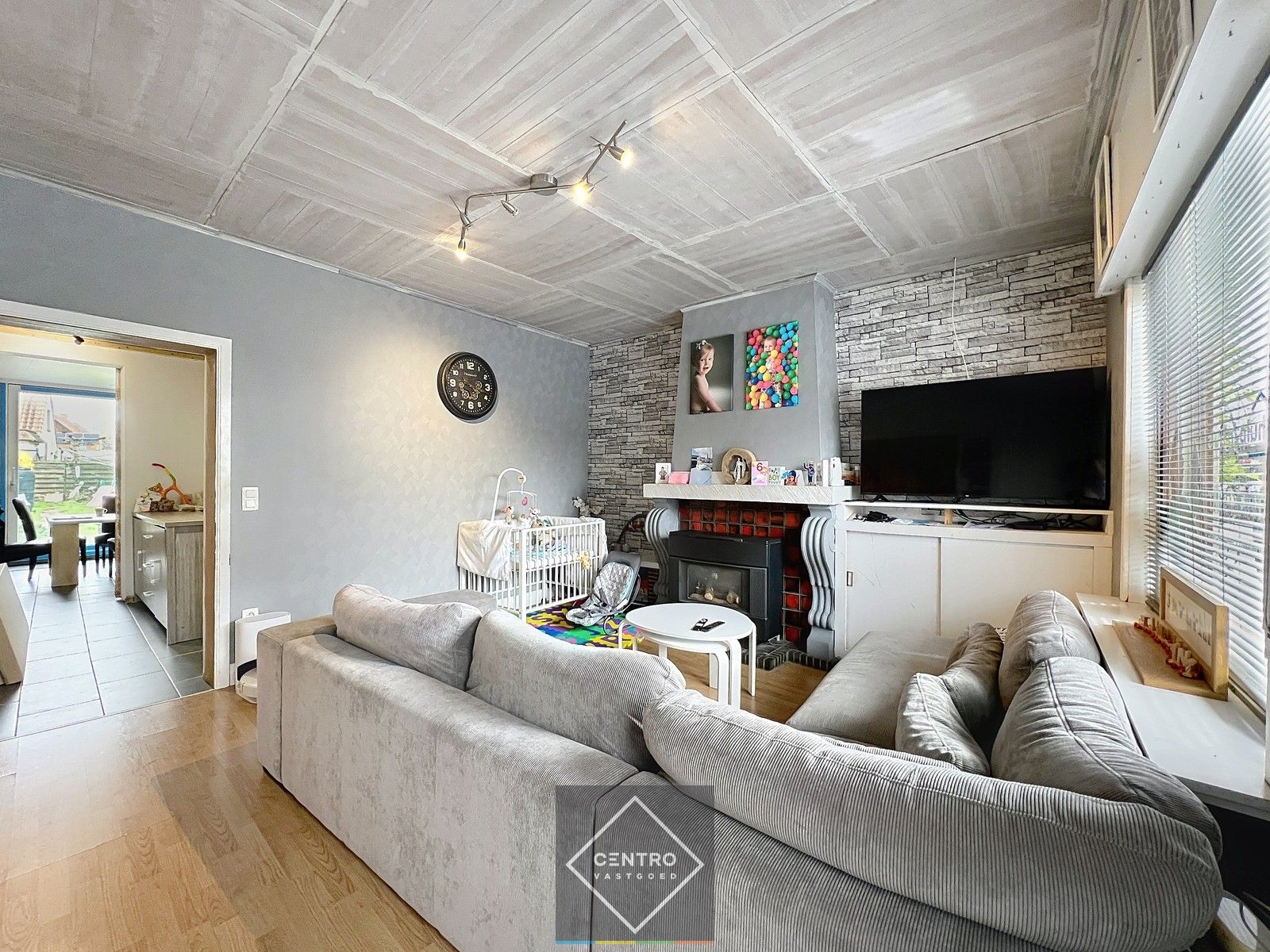 Voor de snelle beslisser! Leuke, BETAALBARE,  verder af te werken STARTERS-woning in het centrum van HEULE. foto 4