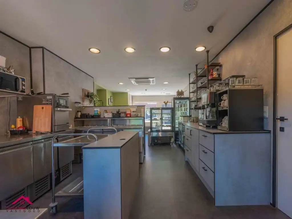 Instapklare woning met handelsruimte in gesloten bebouwing foto 14