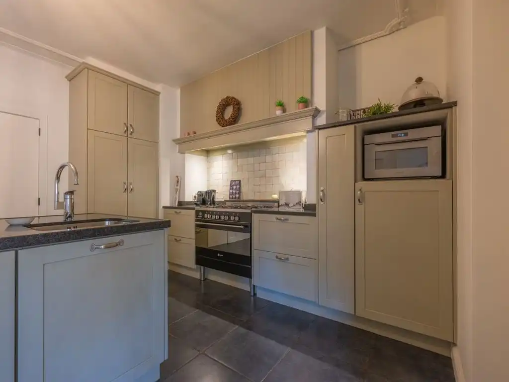 Stijlvol ingerichte woning met handelsruimte in gesloten bebouwing foto 14