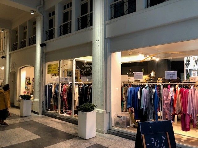 WINKEL ENSORGALERIJ OOSTENDE foto {{pictureIndex}}