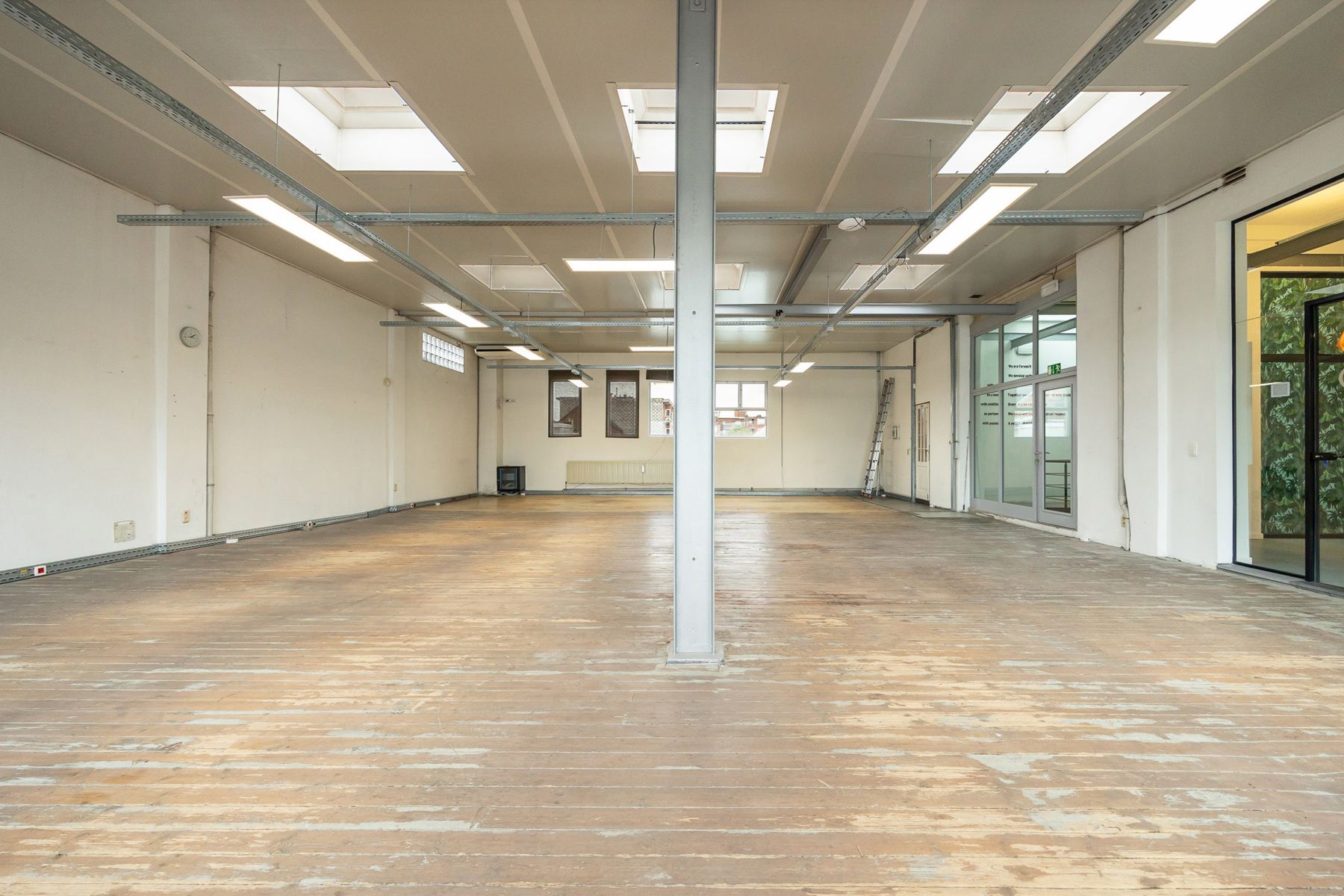 Instapklaar kantoorgebouw te koop in Merksem foto 43