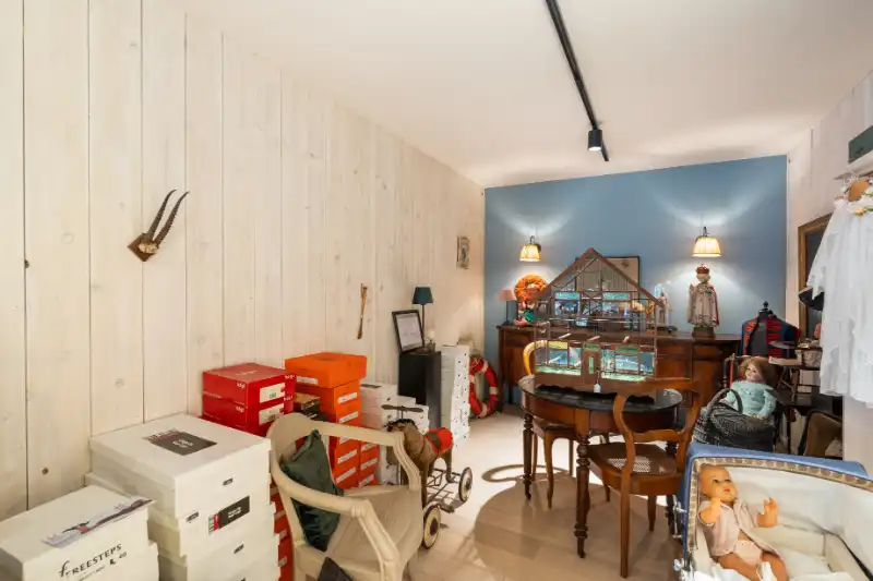 Roeselare-stadskern. Uitstekend gelegen handelspand voor winkel | praktijk | kantoor met 120m2 ruimte + aanpalende garage. Instapklaar en vernieuwd. foto 6