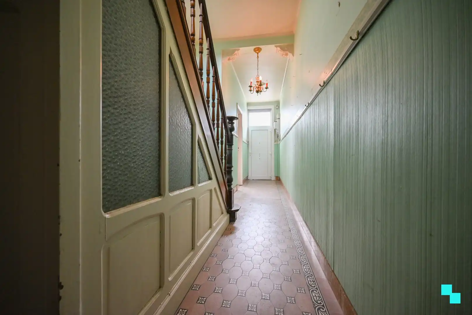 Te renoveren gezinswoning met ruime opslagruimte/garage foto 5