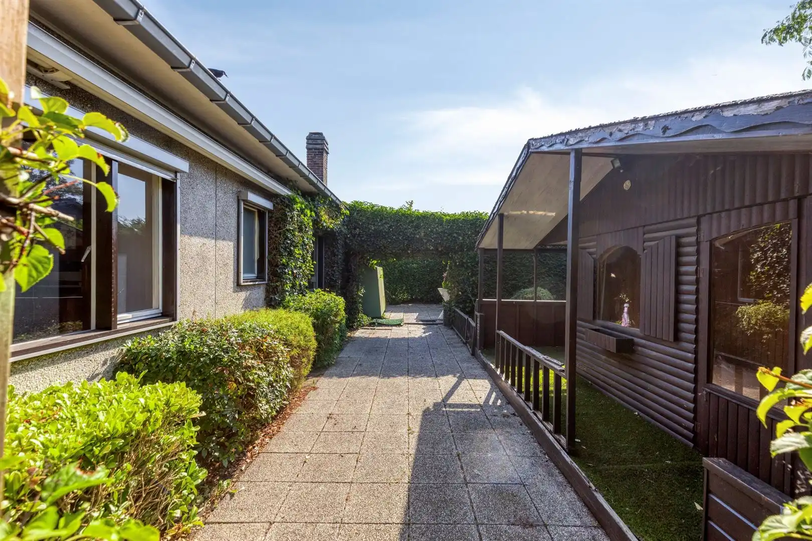 Huis met prachtige tuin in een woonwijk in doodlopende straat foto 27