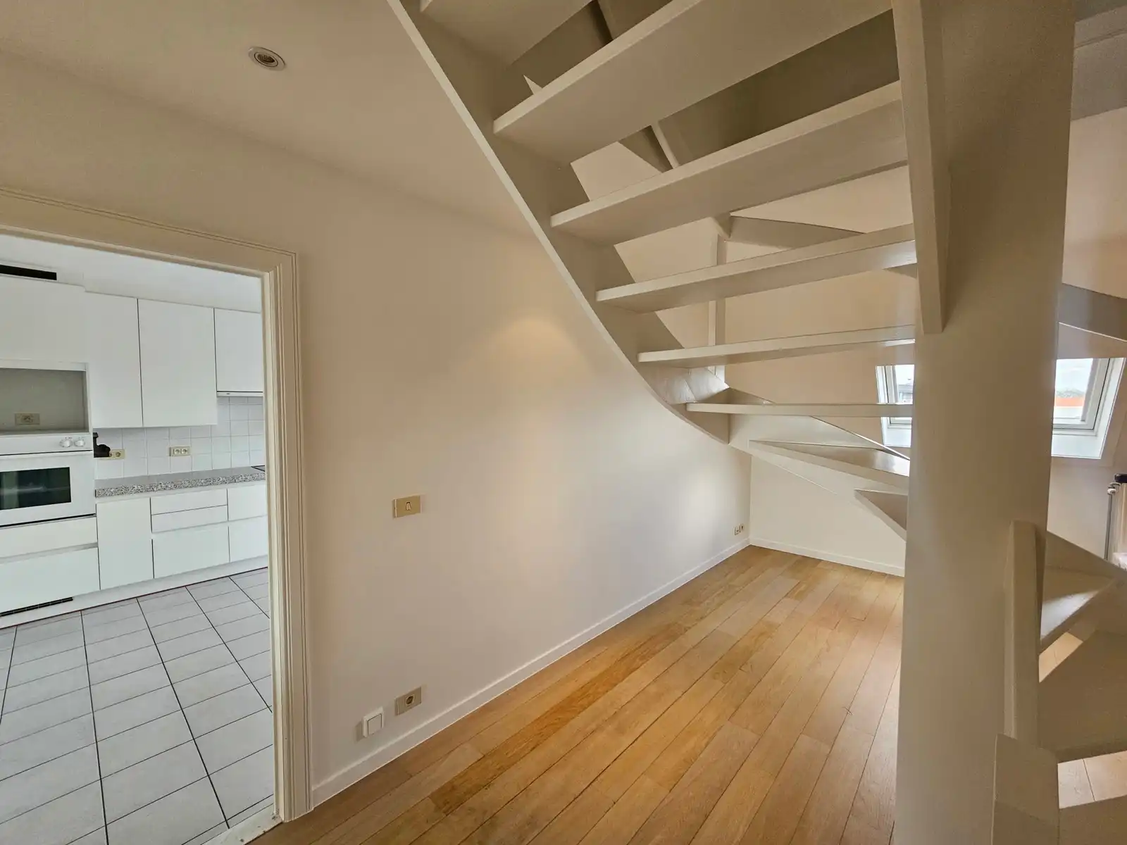 Lichtrijk duplex appartement met 2 slaapkamers en dubbele garage! foto 15