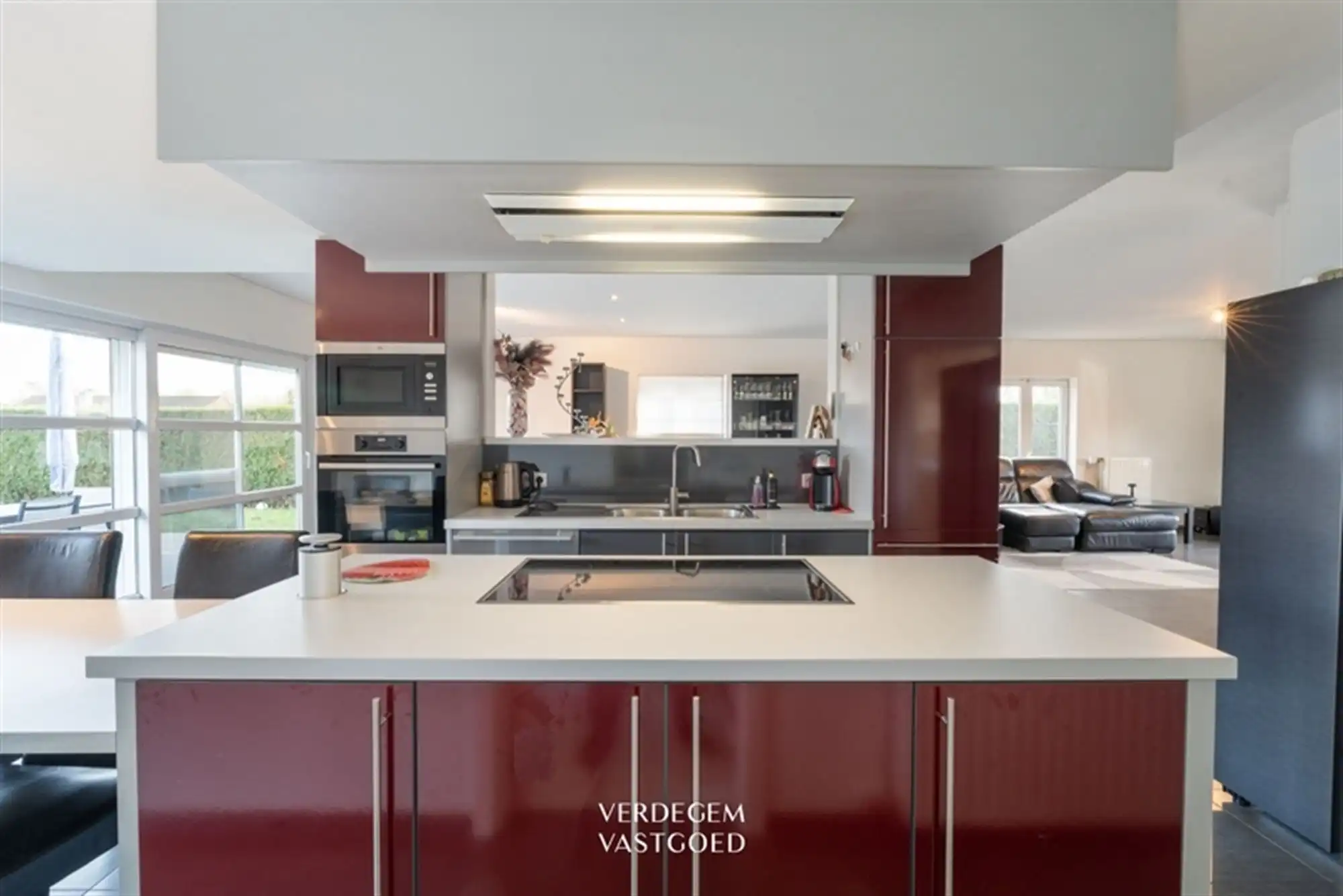 Ruime gezinswoning met 4 slaapkamers, garage en tuin in rustig straatje foto 4