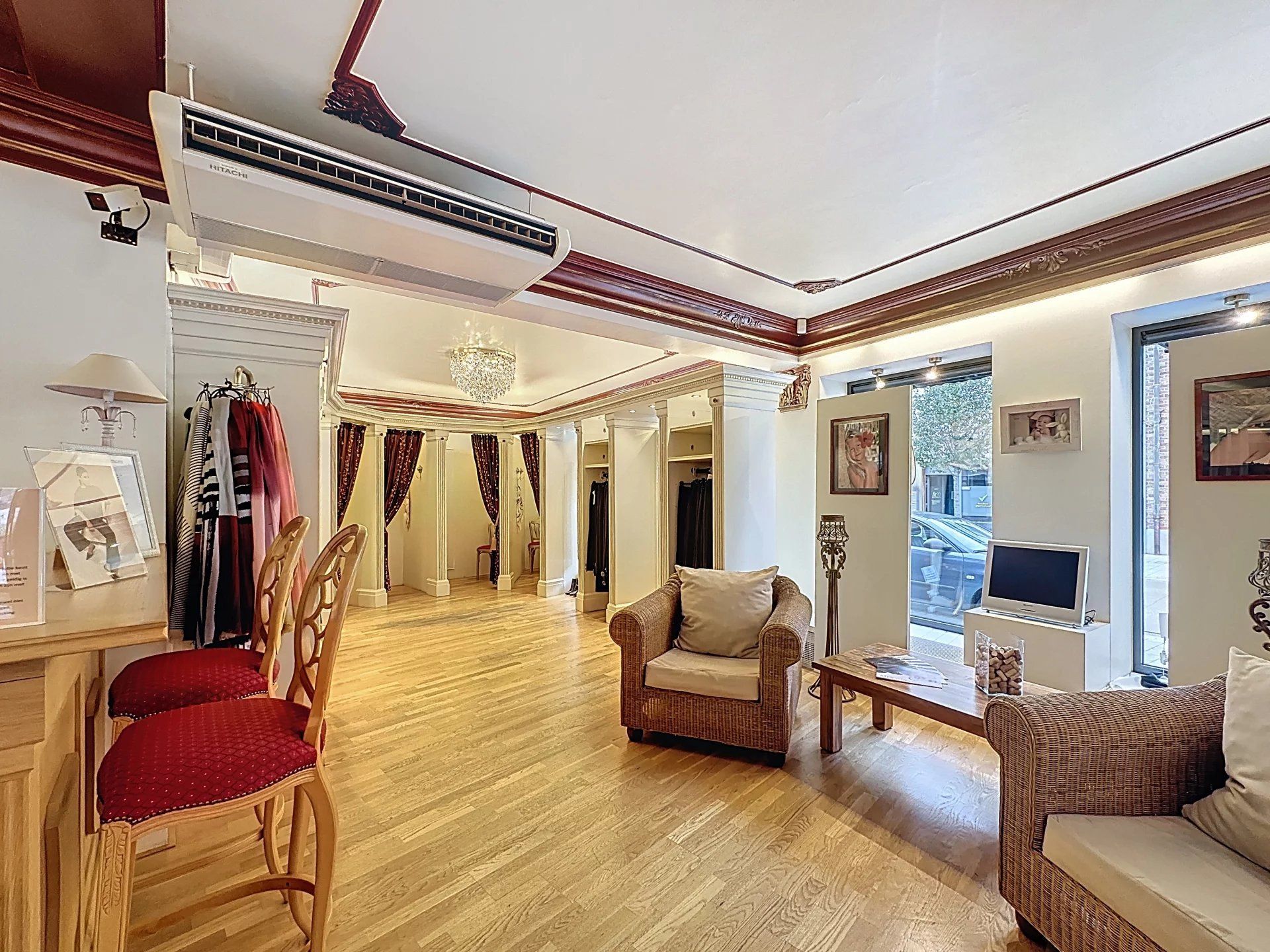 Ruim handelspand met kantoor en keuken op toplocatie. foto 6