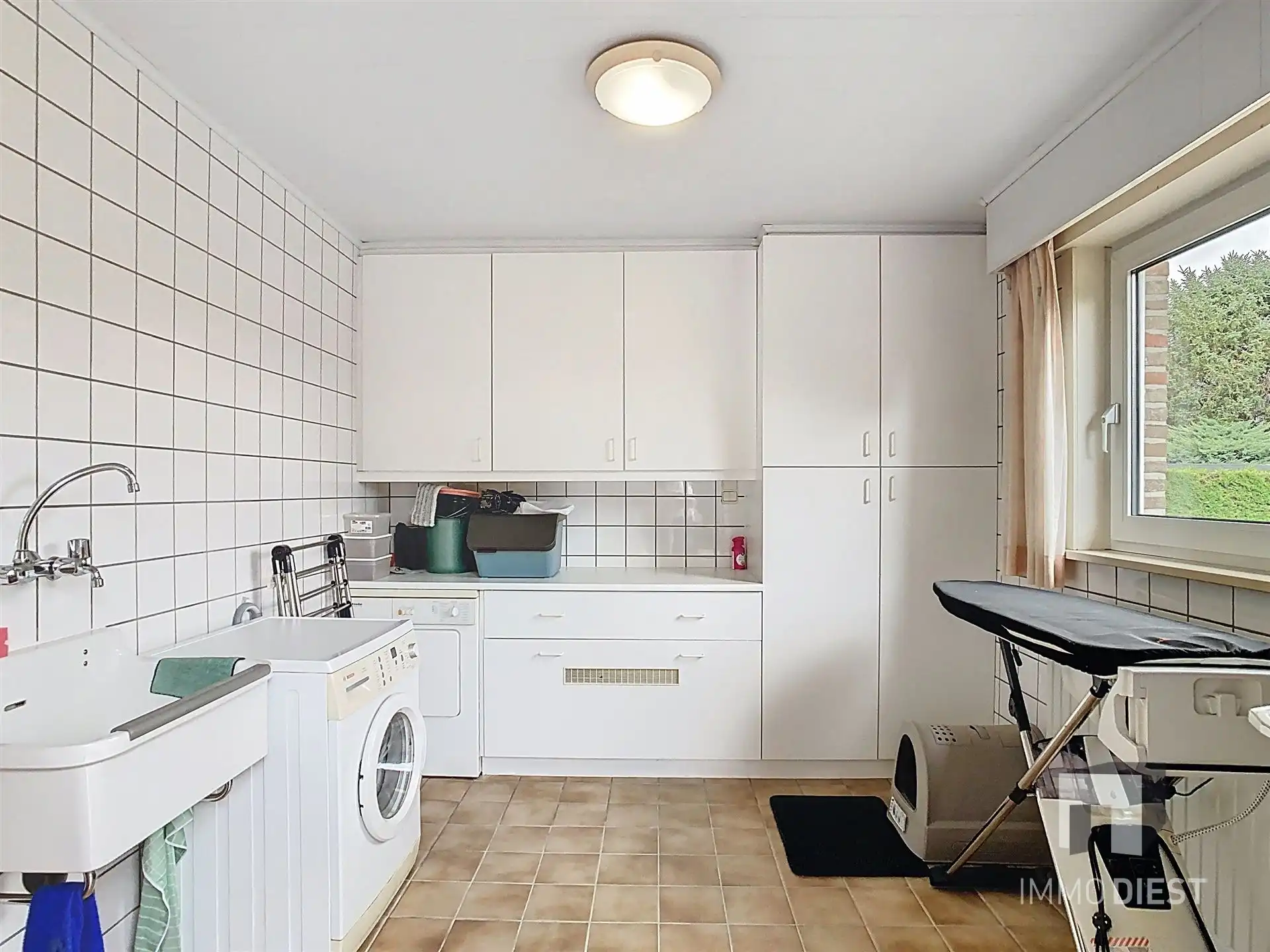 Energiezuinige en prima onderhouden gezinswoning met 4/5 slaapkamers en zwembad op 10 are. foto 23