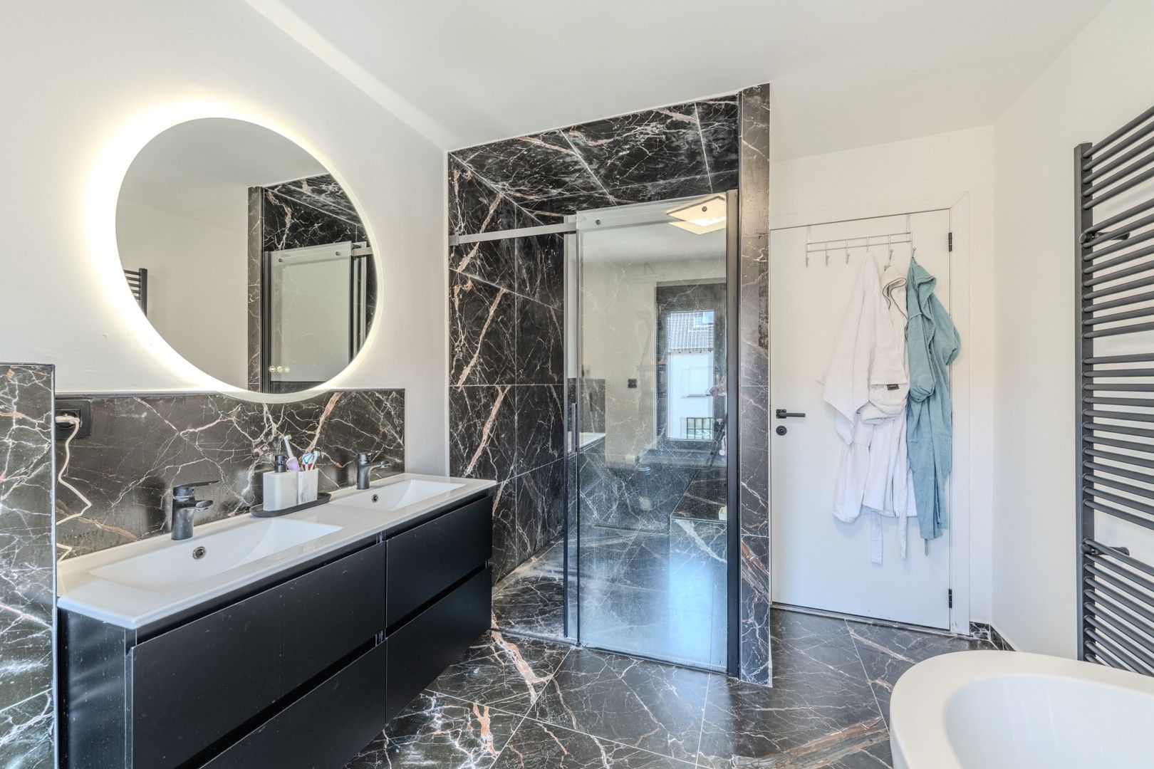 Ruime gerenoveerde woning foto 13