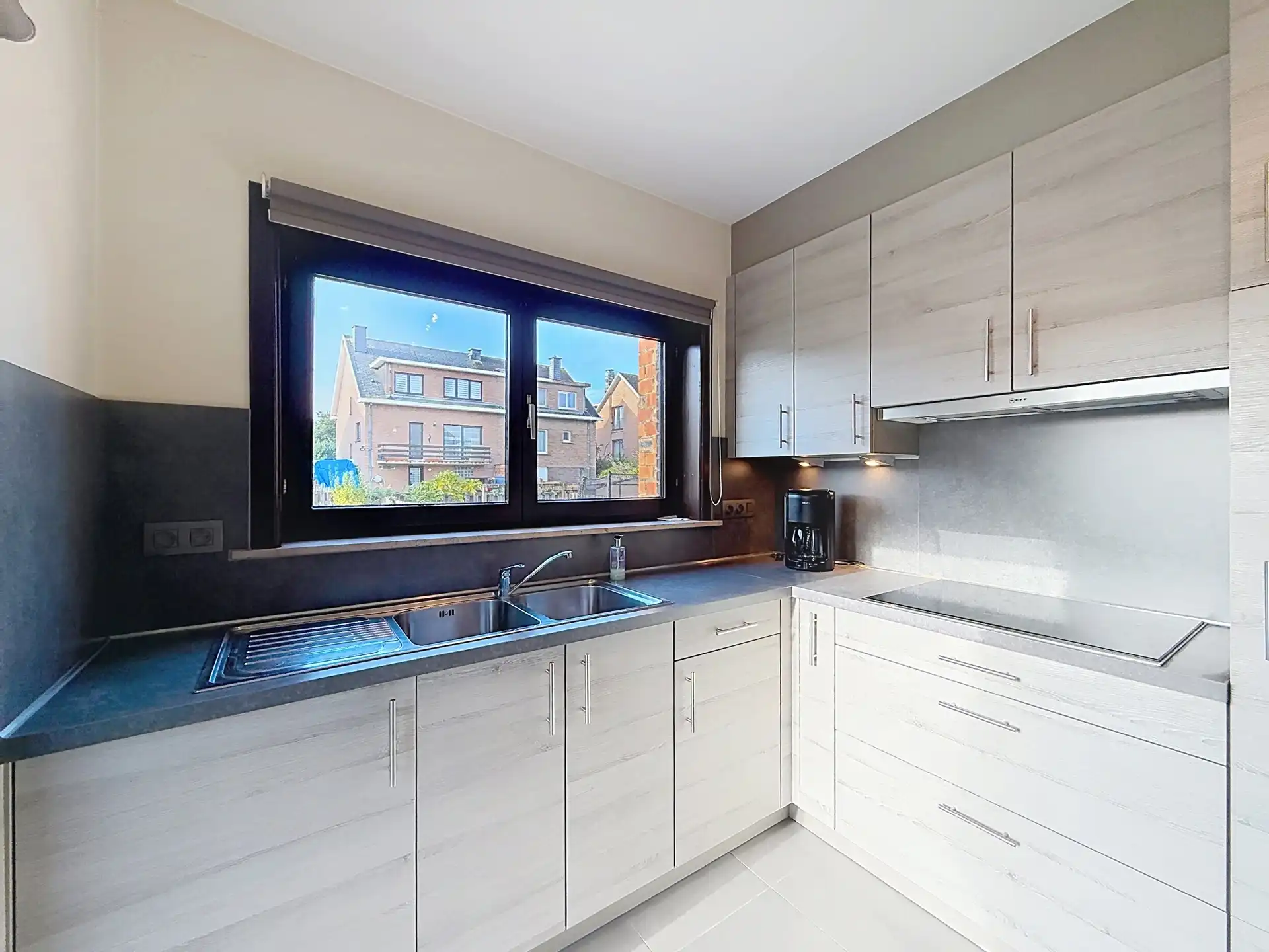 Ruime bel-etagewoning met 3 slaapkamers, dubbele garage en zonnige tuin in Dilbeek! foto 14