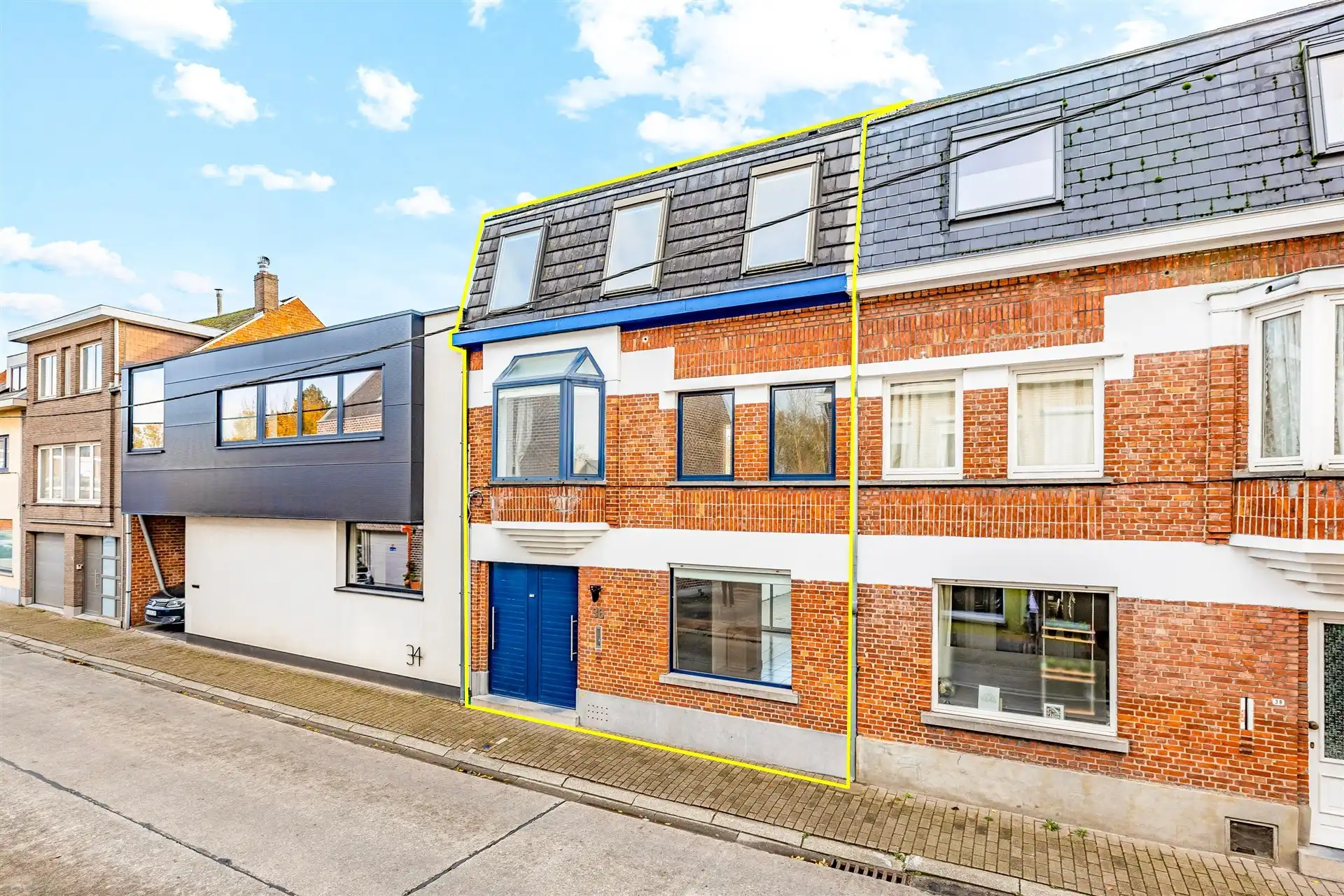 Hoofdfoto van de publicatie: Gezellige rijwoning met uitzonderlijke grote tuin in hartje Schellebelle