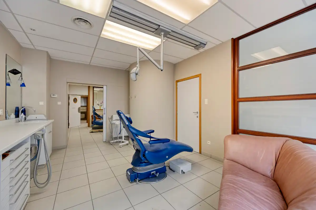 Karaktervolle stadswoning met handelsruimte, tuin en ruime garage in hartje Tongeren foto 2