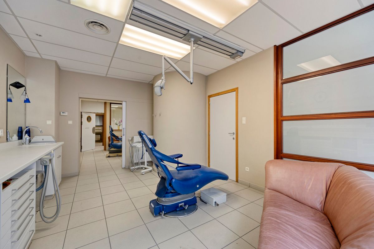 Karaktervolle stadswoning met handelsruimte, tuin en ruime garage in hartje Tongeren foto 2