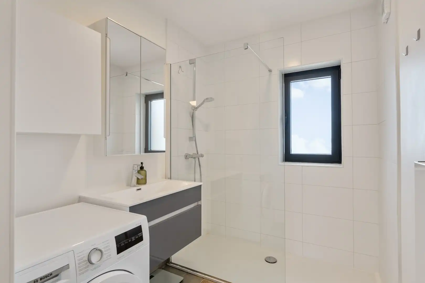 Instapklaar dakappartement met 2 terrassen in centrum Bree foto 19