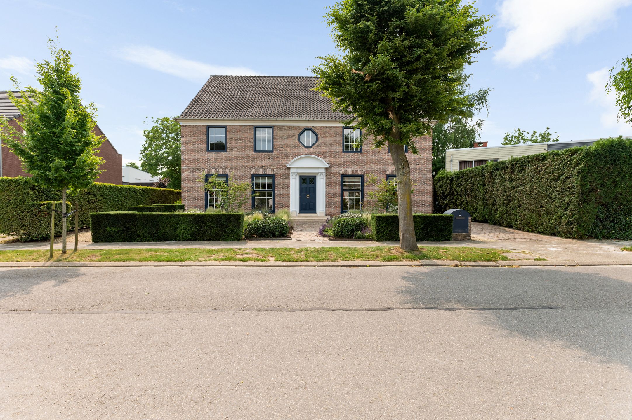 Heel ruime vrijstaande woning op schitterend perceel foto 2