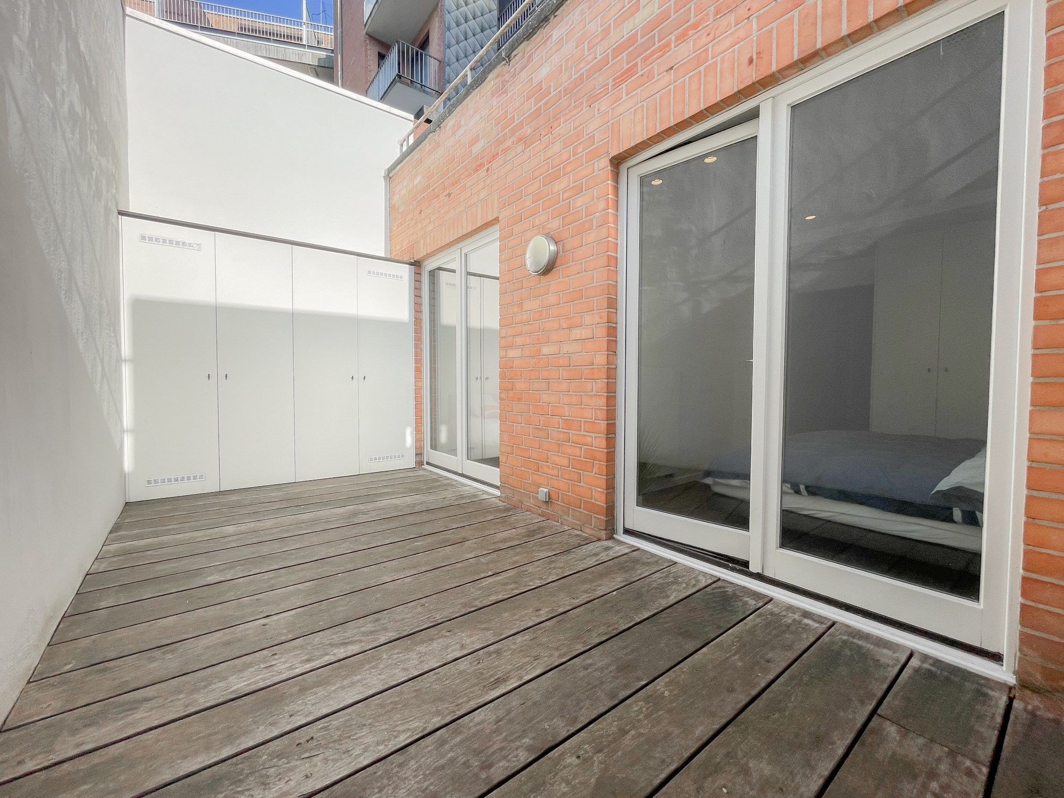 Stijlvol, instapklaar appartement met een ruim terras gelegen aan het Lichttorenplein op enkele passen van de zee. foto 24