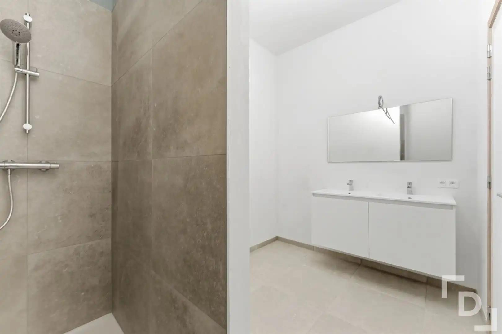 Nieuwbouwappartement met 2 terrassen te koop in centrum Ieper. foto 8